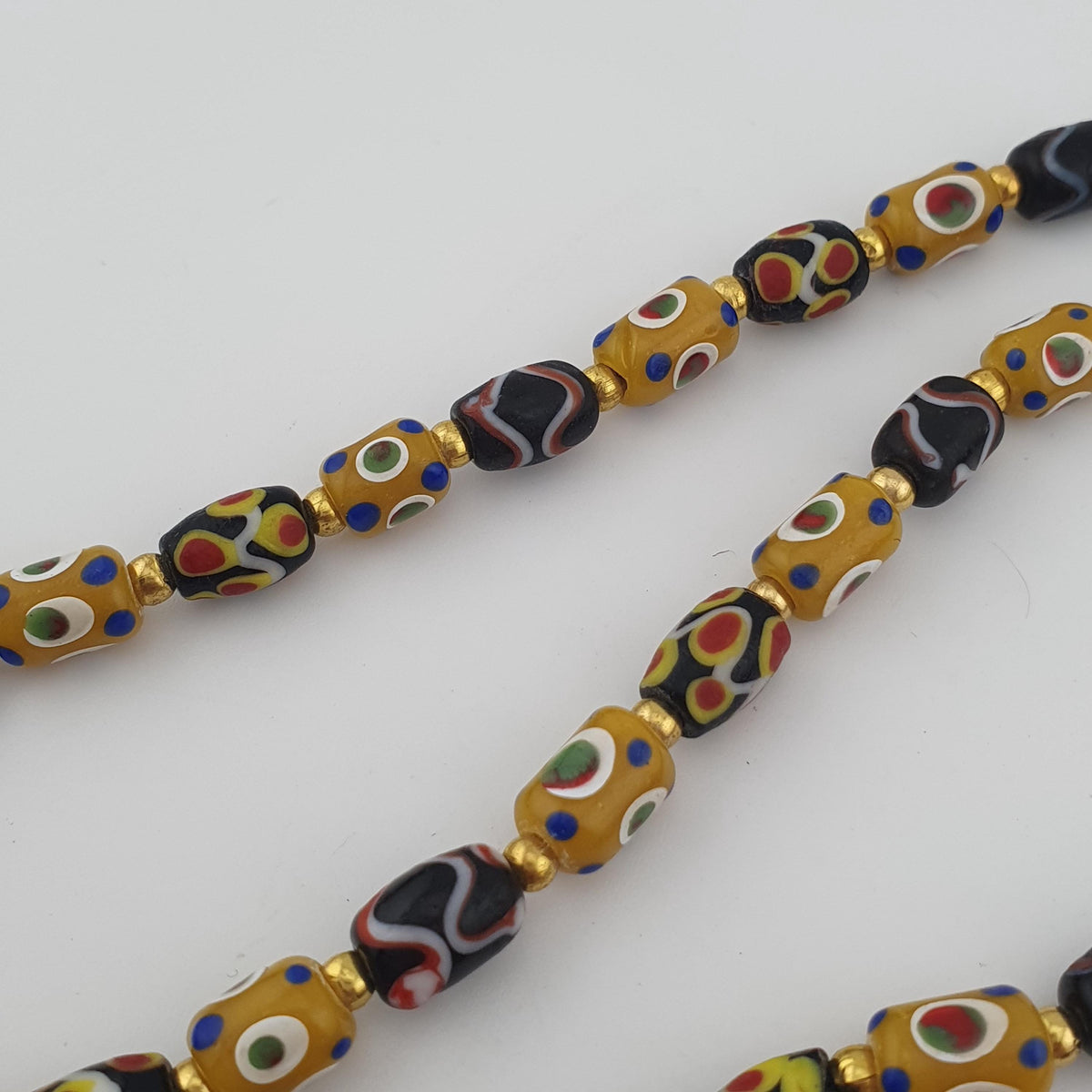 Collier de perles en verre œil vénitien et pendentif ancien en verre