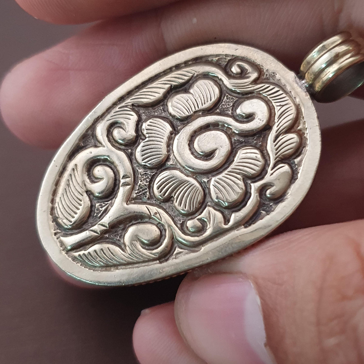 Pendentif vintage en œil de tigre sculpté en forme de crâne, design en laiton vintage