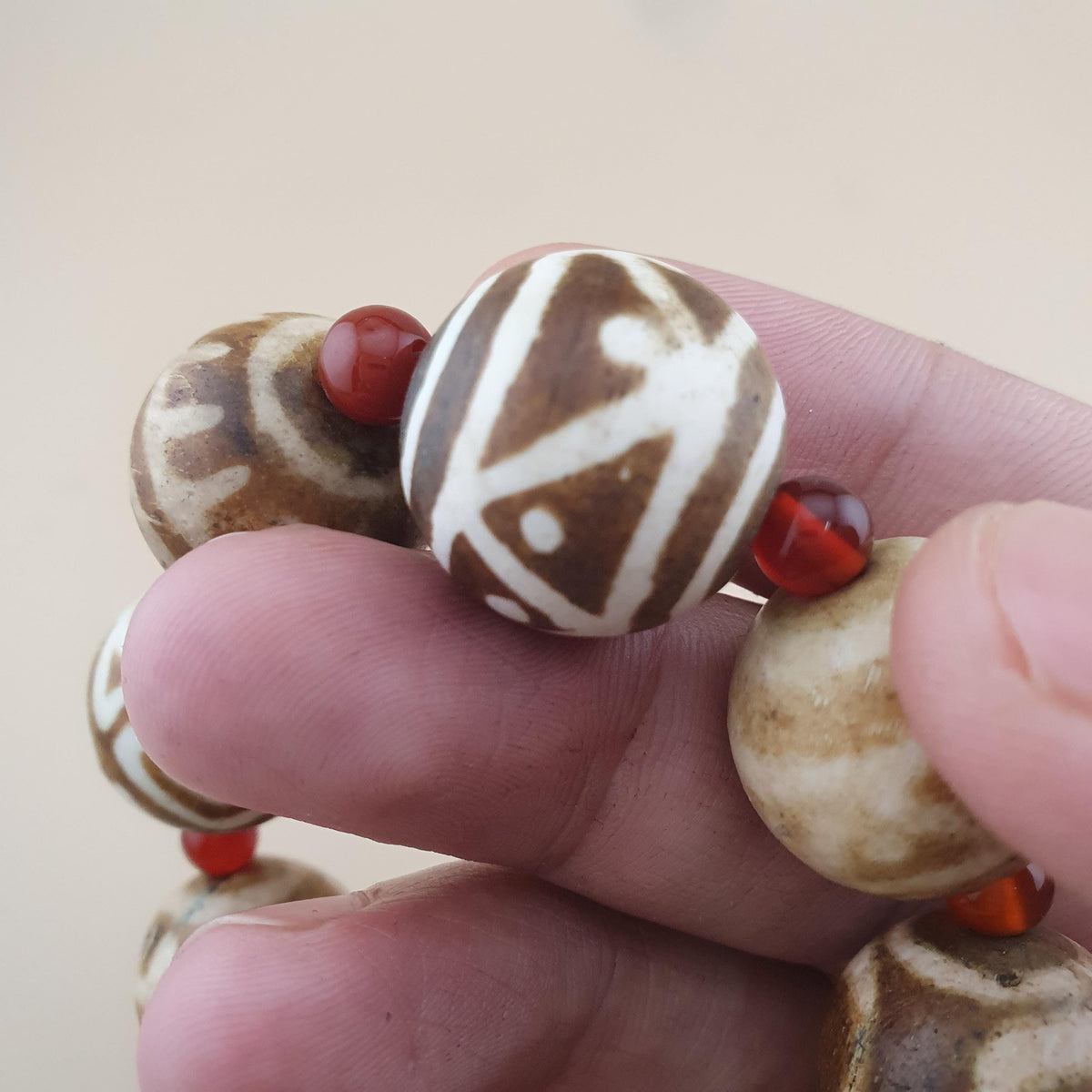 Bracelet vintage birman en perles de bois pétrifié Pumtek Pyu