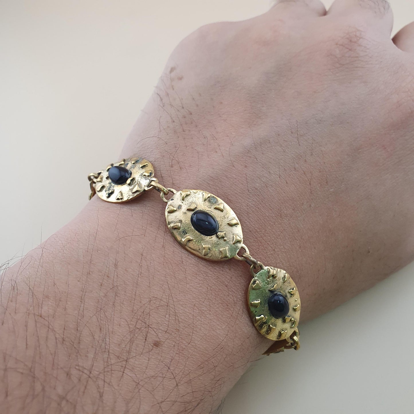 Geometrisches Vintage-Armband aus Messing und Onyx