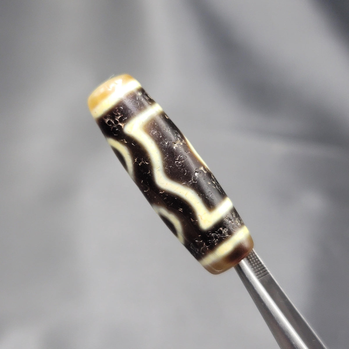 Amulette perle d'agate tibétaine vintage à motif 3 yeux de l'Himalaya