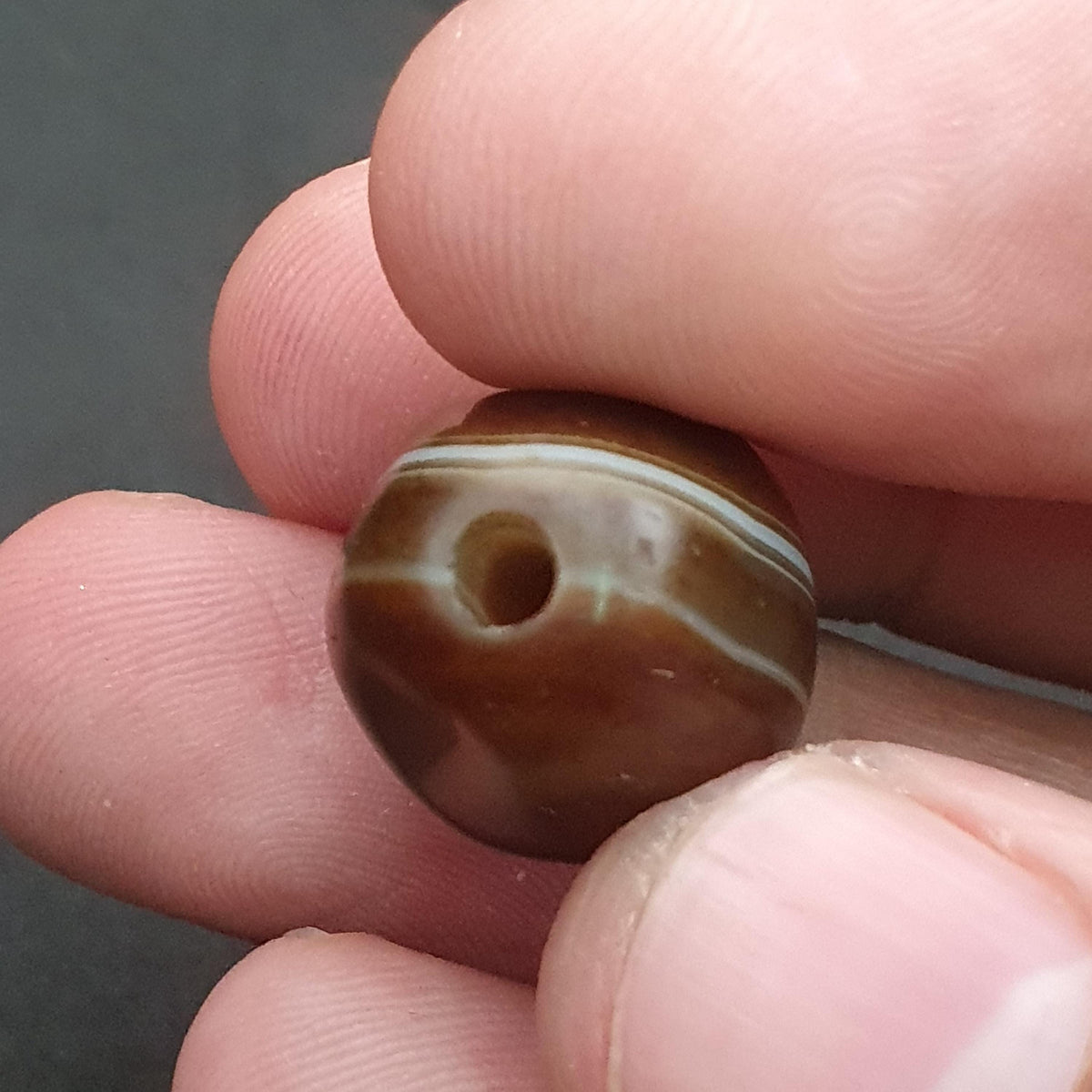 Amulette vintage en perles d'agate de Suleiman : Pierre gemme naturelle à motif œil