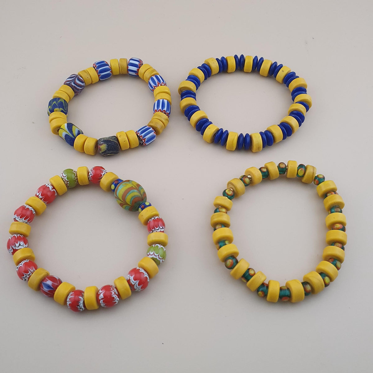 Lot vintage de 4 bracelets avec perles en verre africaines et de troc, jaunes assorties