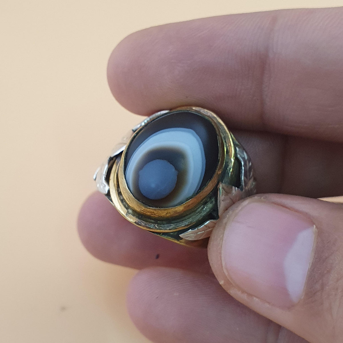 Bague œil d'agate Sulaimani vintage : incrustation florale en laiton et argent