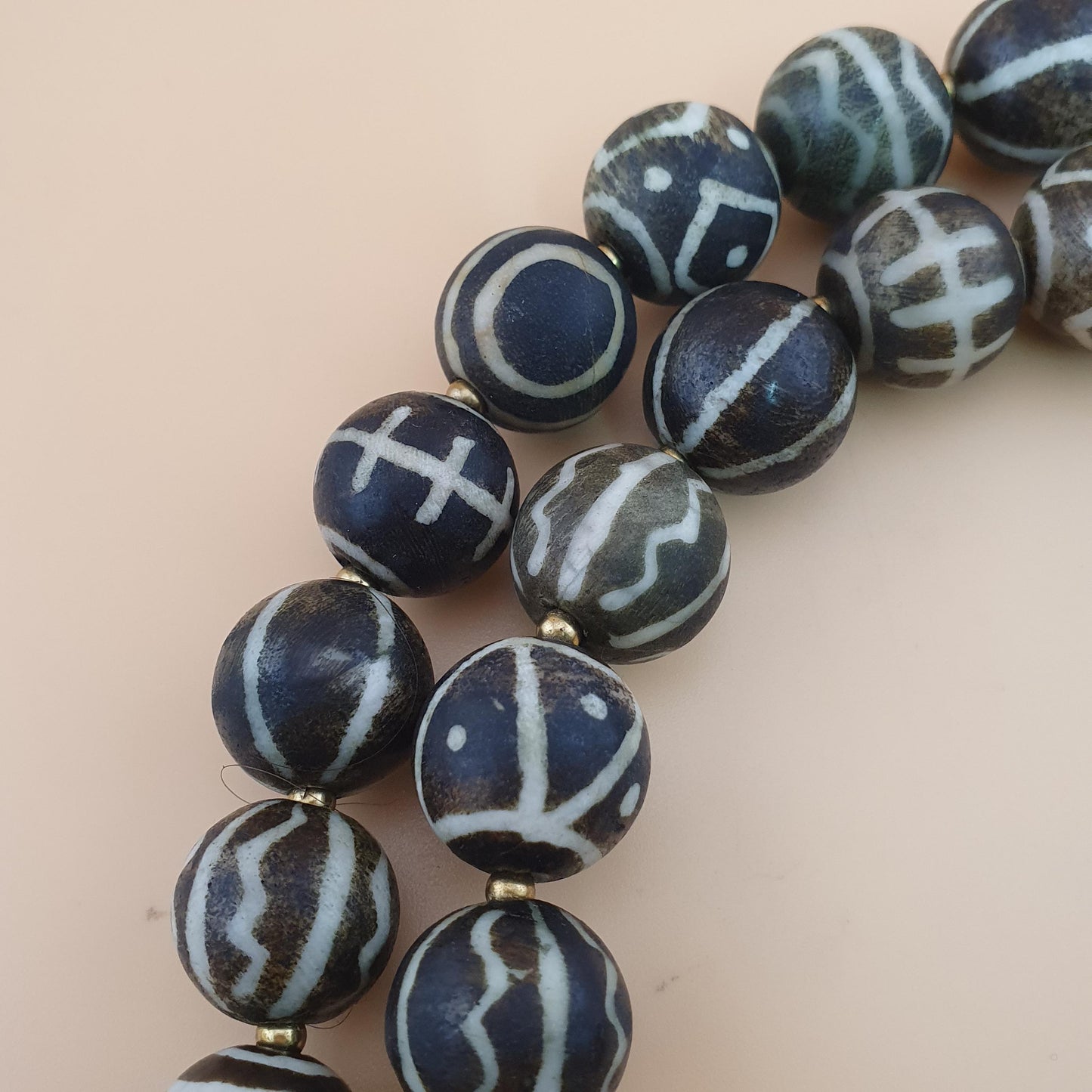 Antike burmesische Pumtek-Pyu-Perlenkette: Versteinertes Holz, Stammes-Schmuck