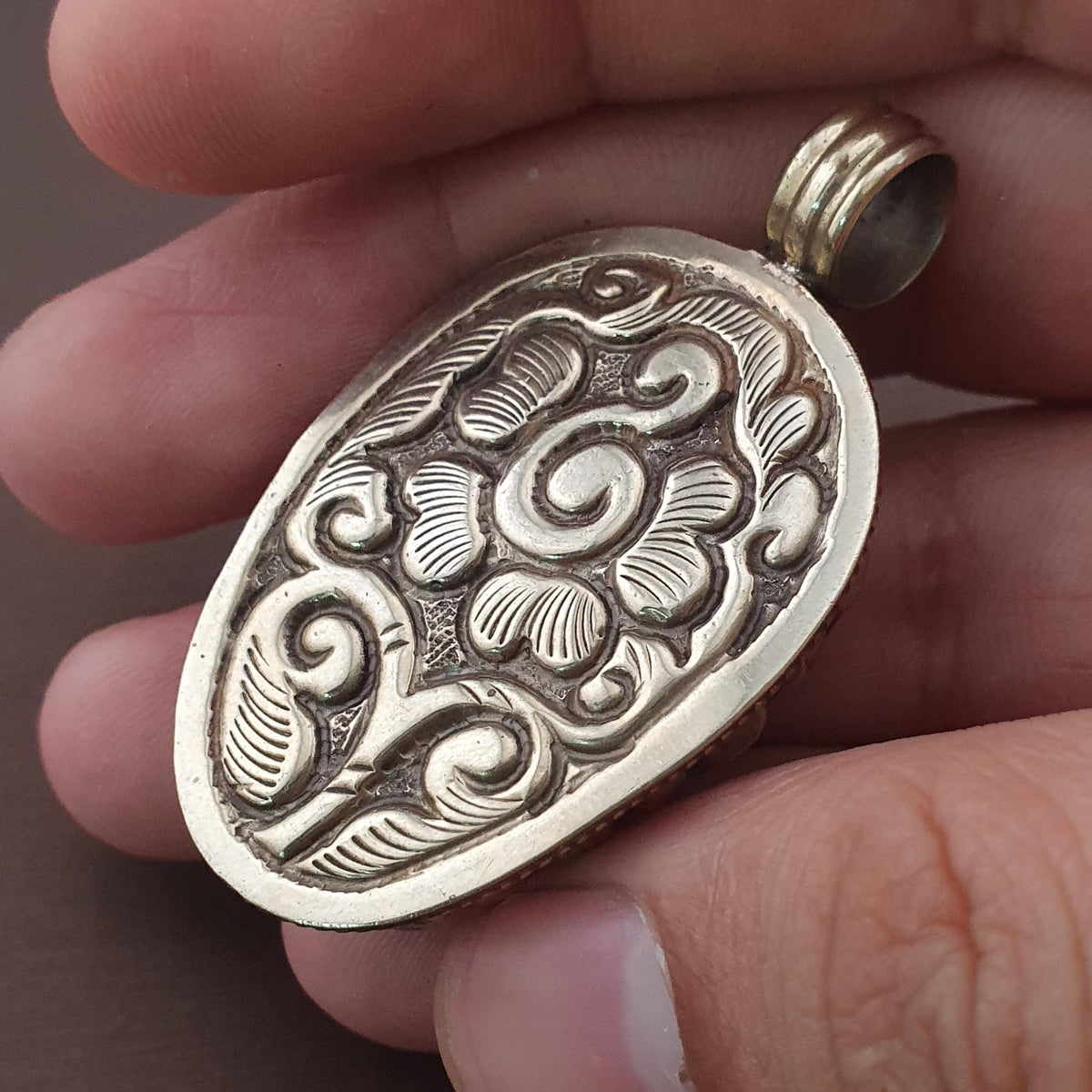 Pendentif vintage en œil de tigre sculpté en forme de crâne, design en laiton vintage