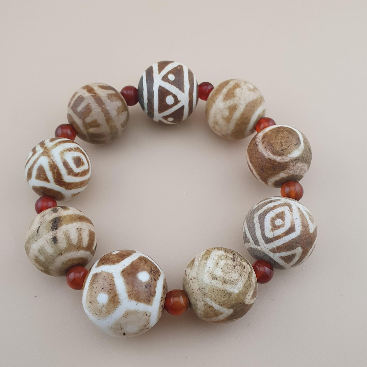 Bracelet vintage birman en perles de bois pétrifié Pumtek Pyu