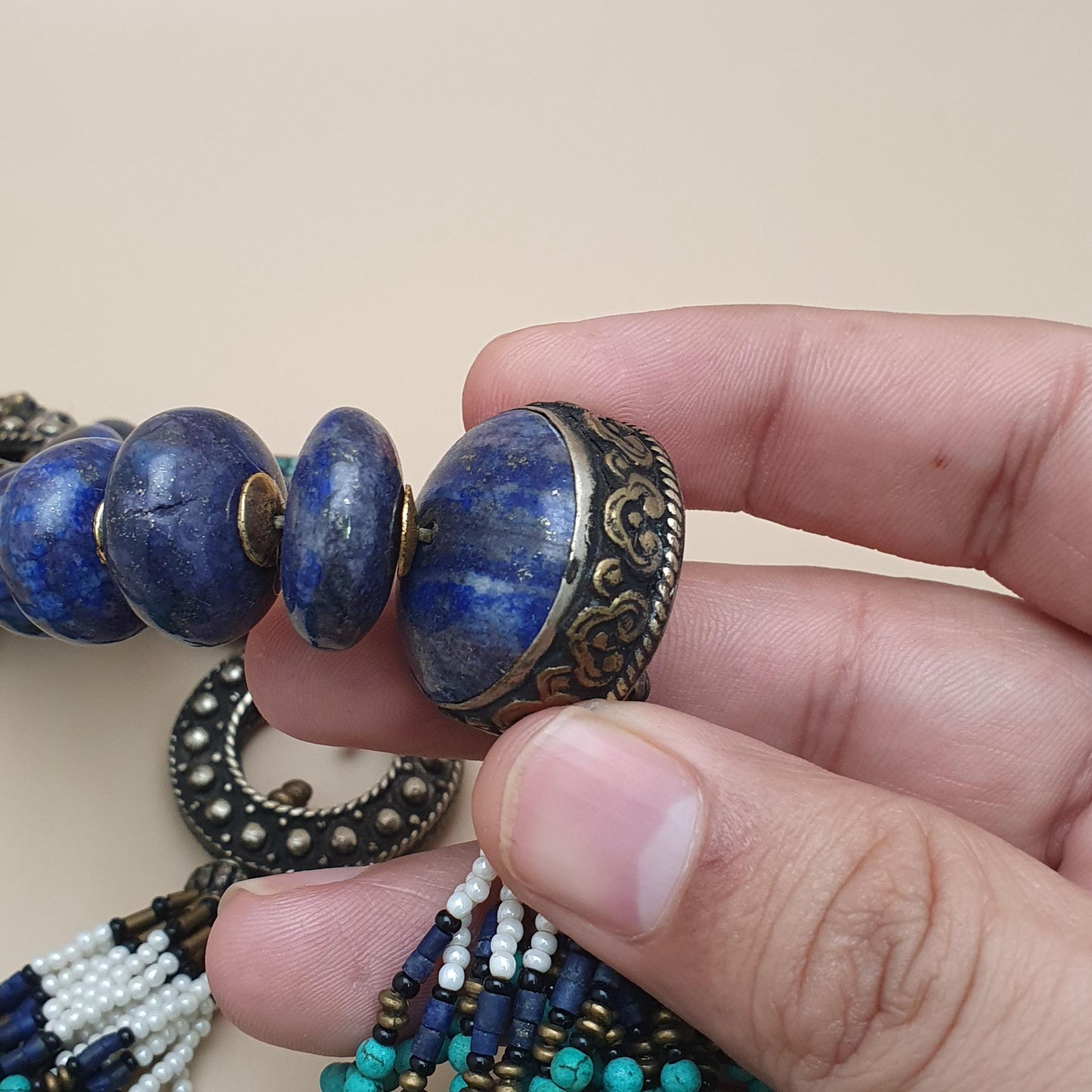 Vintage Tribal Mehrreihige Halskette mit Türkis, Howlith und Lapislazuli mit antikem Messing-Design