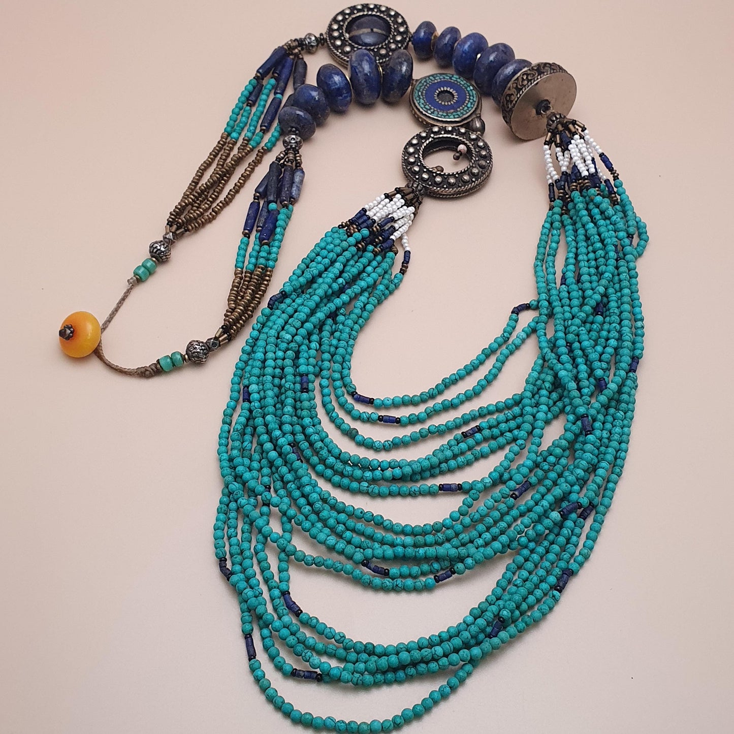 Vintage Tribal Mehrreihige Halskette mit Türkis, Howlith und Lapislazuli mit antikem Messing-Design