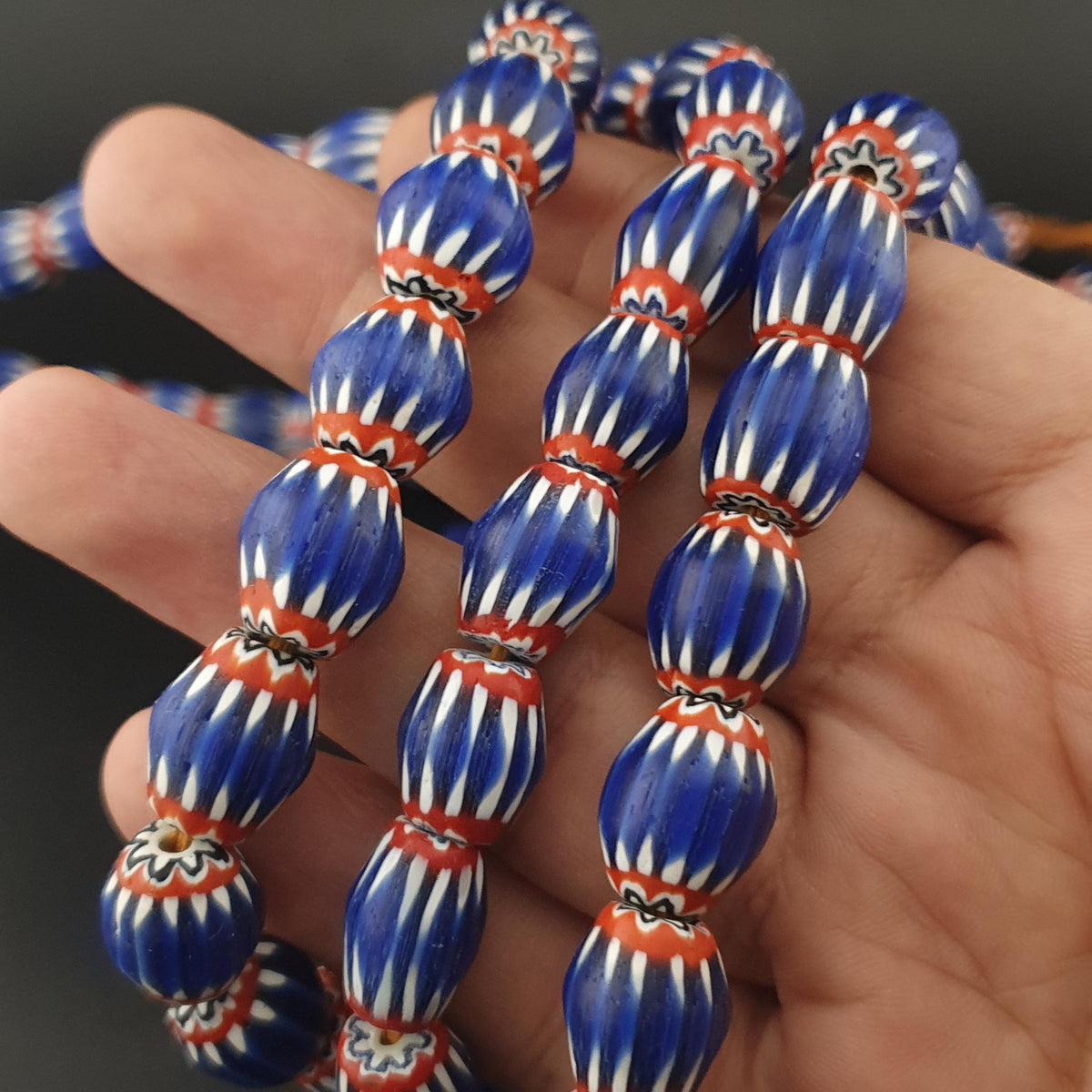 Colliers de perles de verre antiques vénitiennes à chevrons bleus