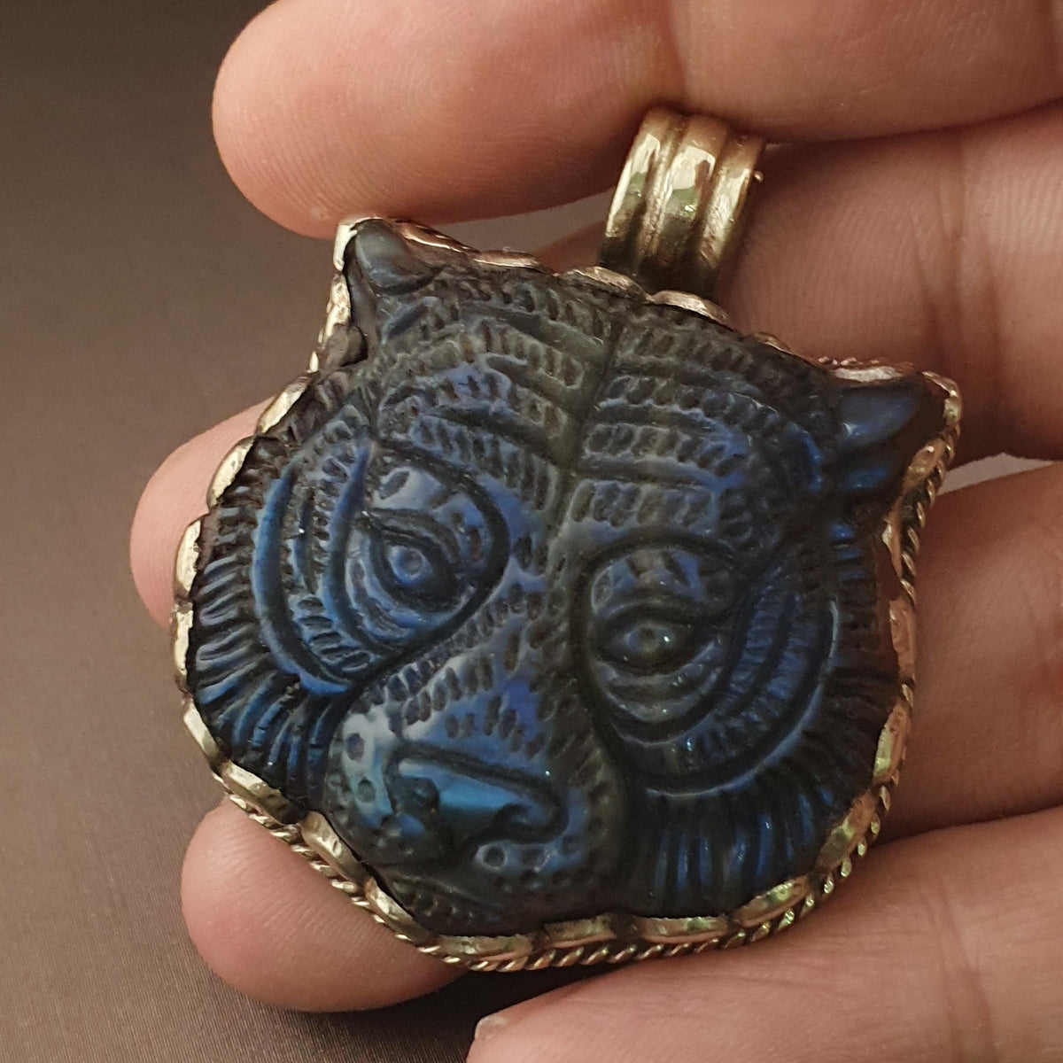 Pendentif ancien en laiton avec pierre taillée face de tigre en labradorite