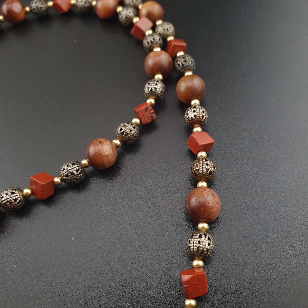 Collier vintage œil de tigre, jaspe et perles en laiton ancien