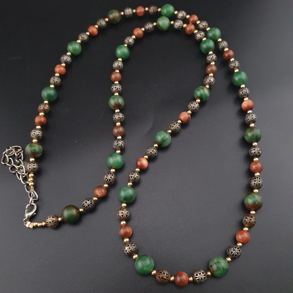 Collier Perles Vintage de Jade, Œil de Tigre et Vieux Laiton