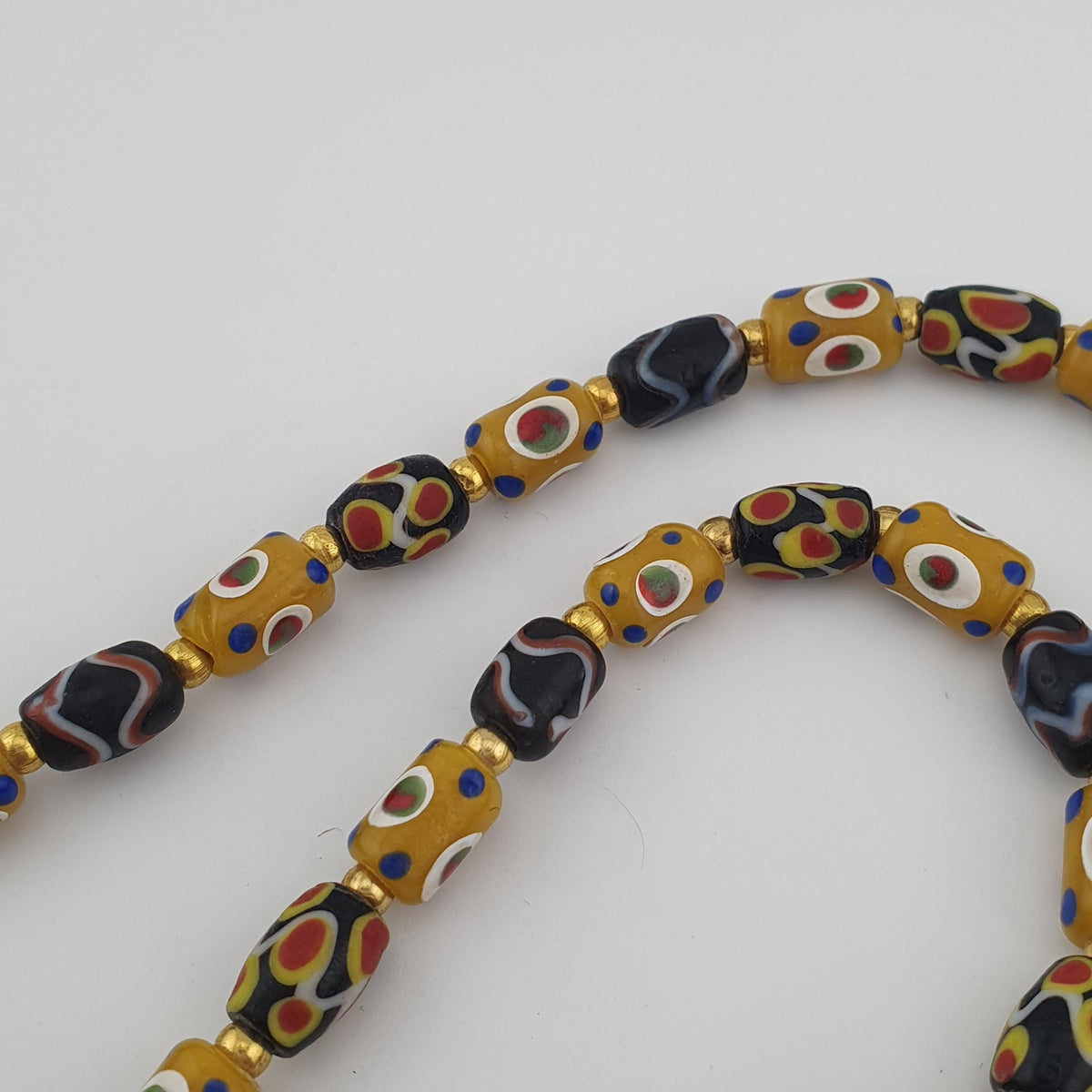 Collier de perles en verre œil vénitien et pendentif ancien en verre