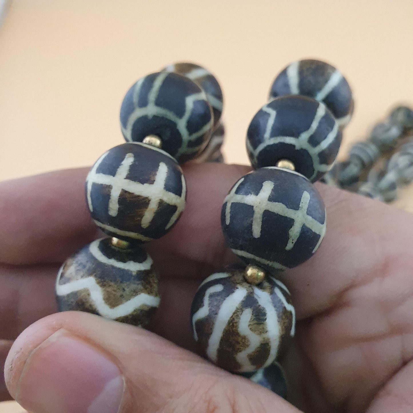 Antike burmesische Pumtek-Pyu-Perlenkette: Versteinertes Holz, Stammes-Schmuck