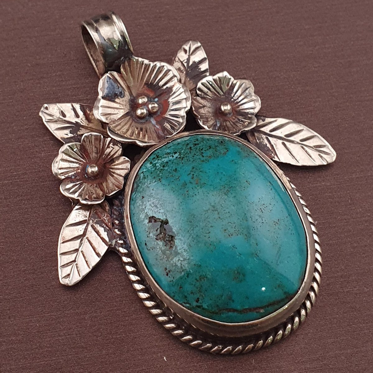Pendentif en Laiton et Turquoise à Motif Floral Vintage