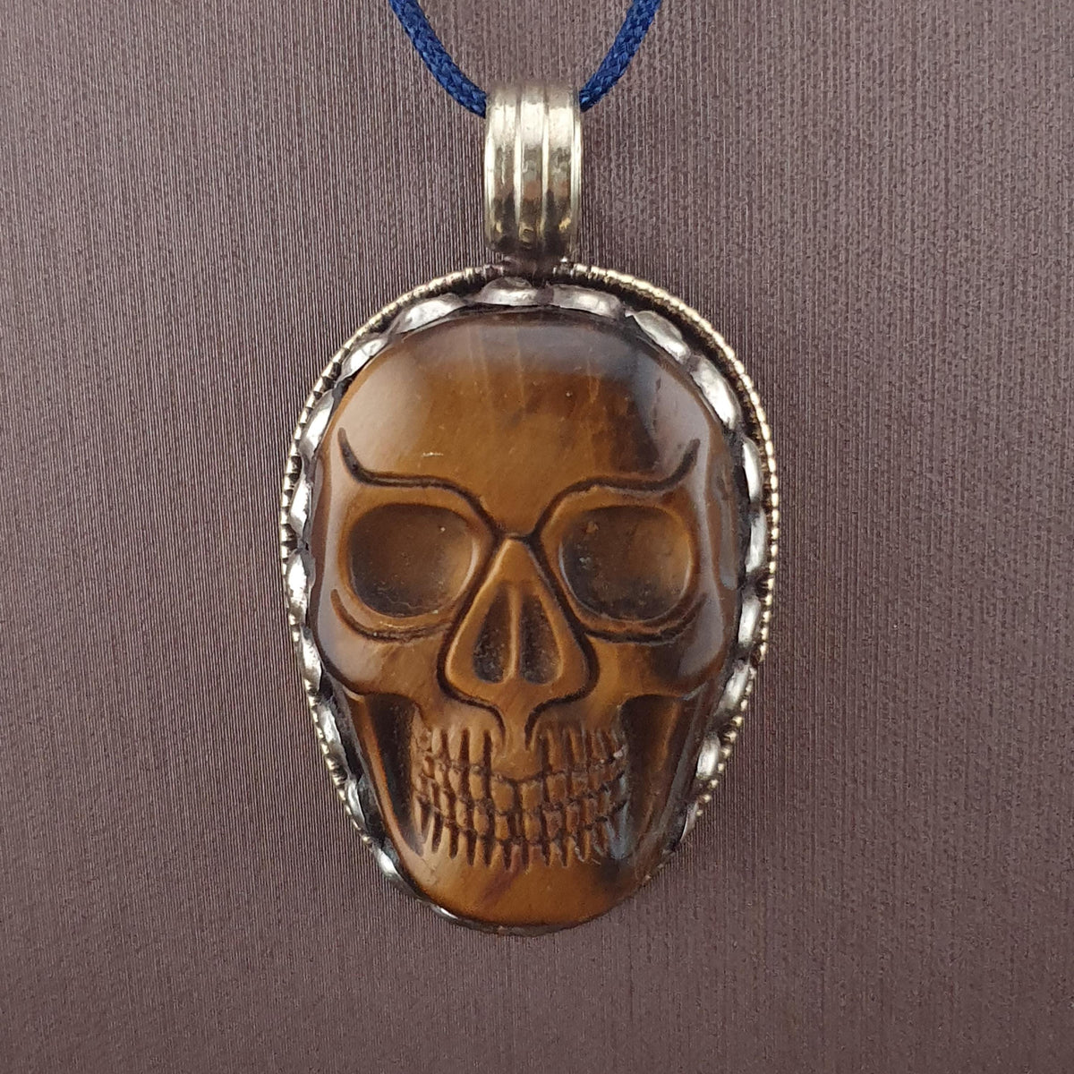 Pendentif vintage en œil de tigre sculpté en forme de crâne, design en laiton vintage