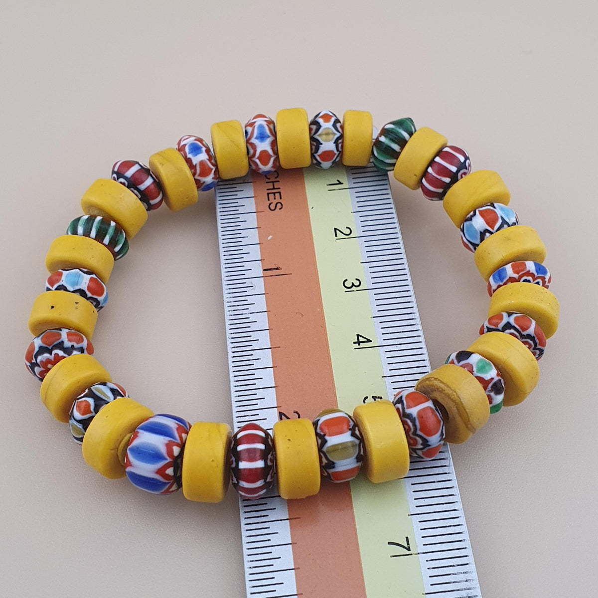Bracelet en perles de verre vénitiennes vintage jaunes et à chevrons de style africain