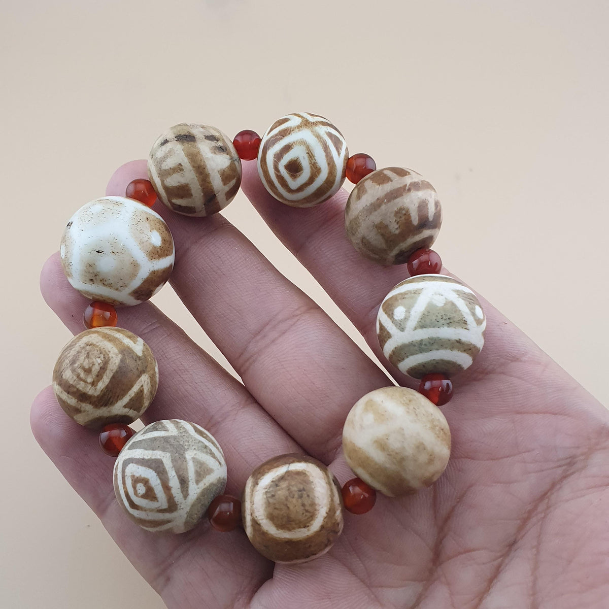 Bracelet vintage birman en perles de bois pétrifié Pumtek Pyu