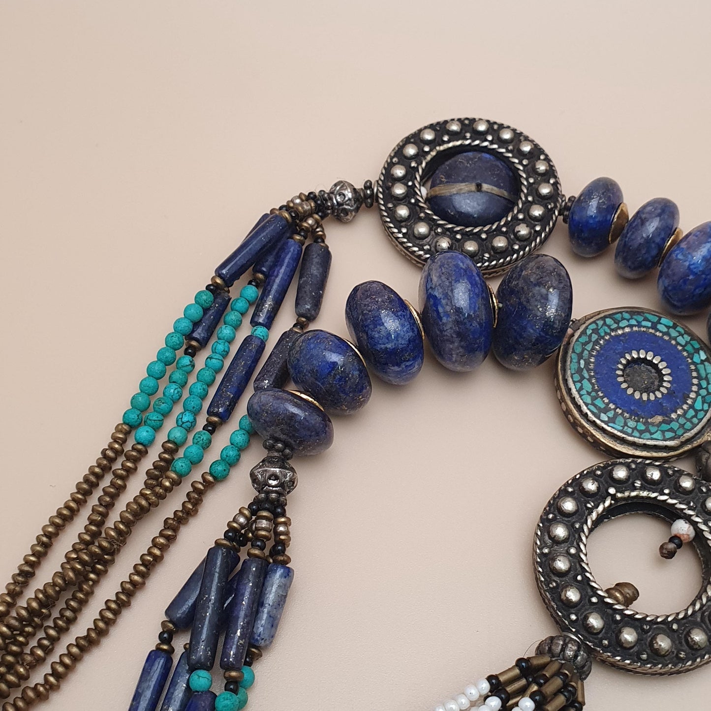 Vintage Tribal Mehrreihige Halskette mit Türkis, Howlith und Lapislazuli mit antikem Messing-Design