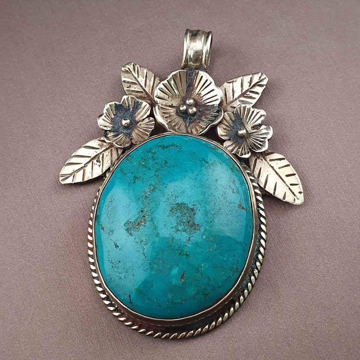 Pendentif vintage en laiton avec motif floral turquoise