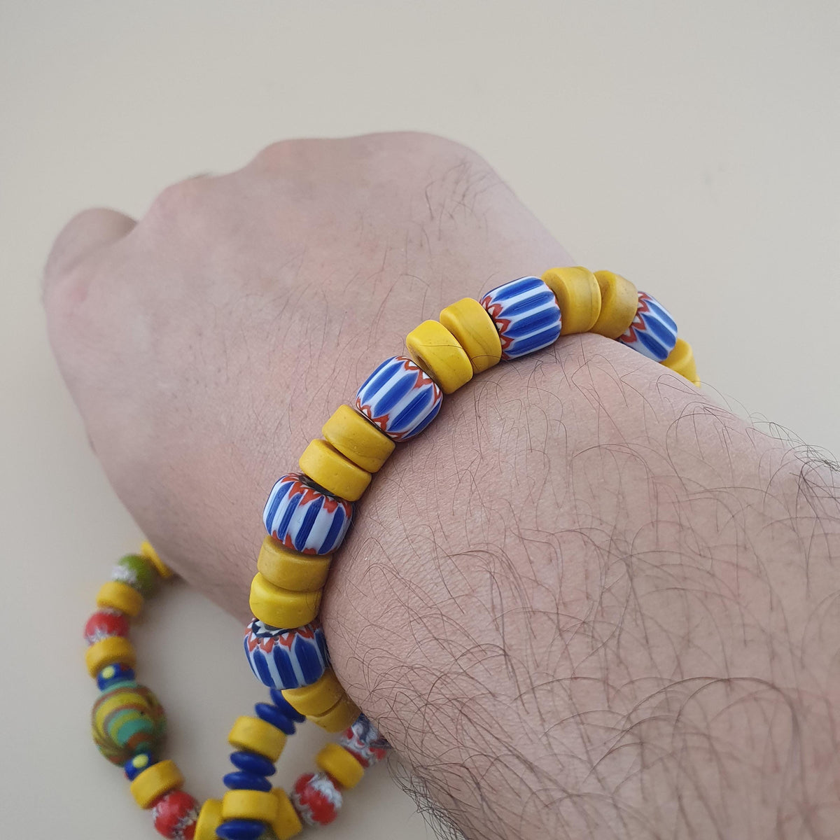 Lot vintage de 4 bracelets avec perles en verre africaines et de troc, jaunes assorties