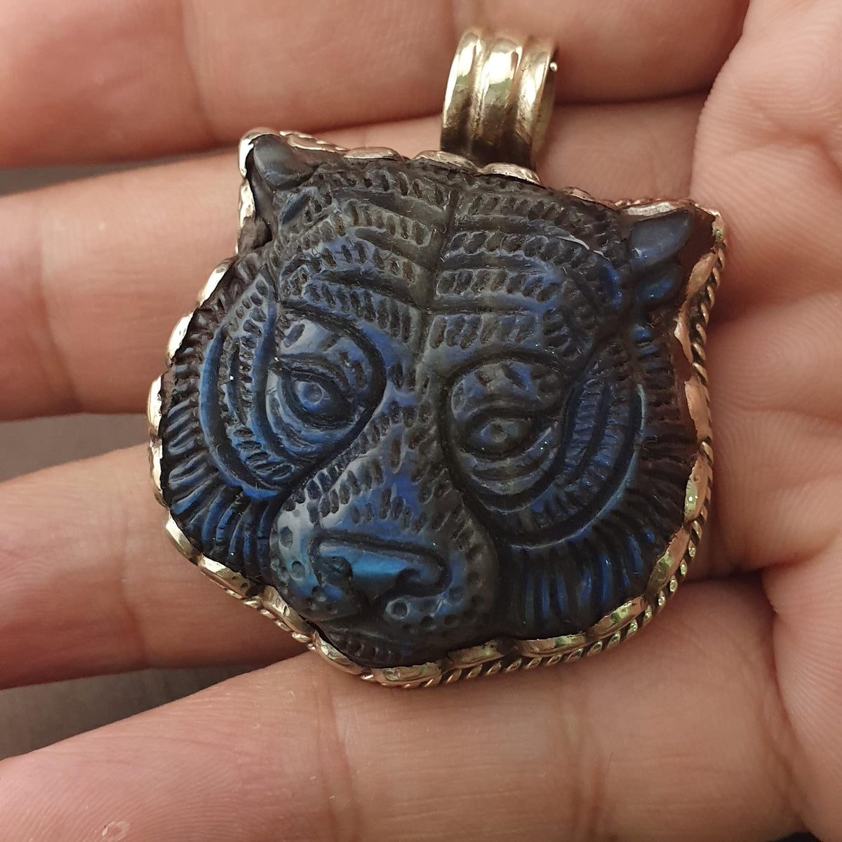 Pendentif ancien en laiton avec pierre taillée face de tigre en labradorite