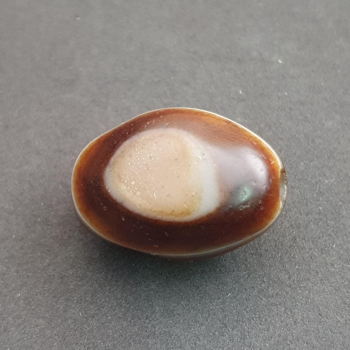 Amulette vintage en perles d'agate de Suleiman : Pierre gemme naturelle à motif œil