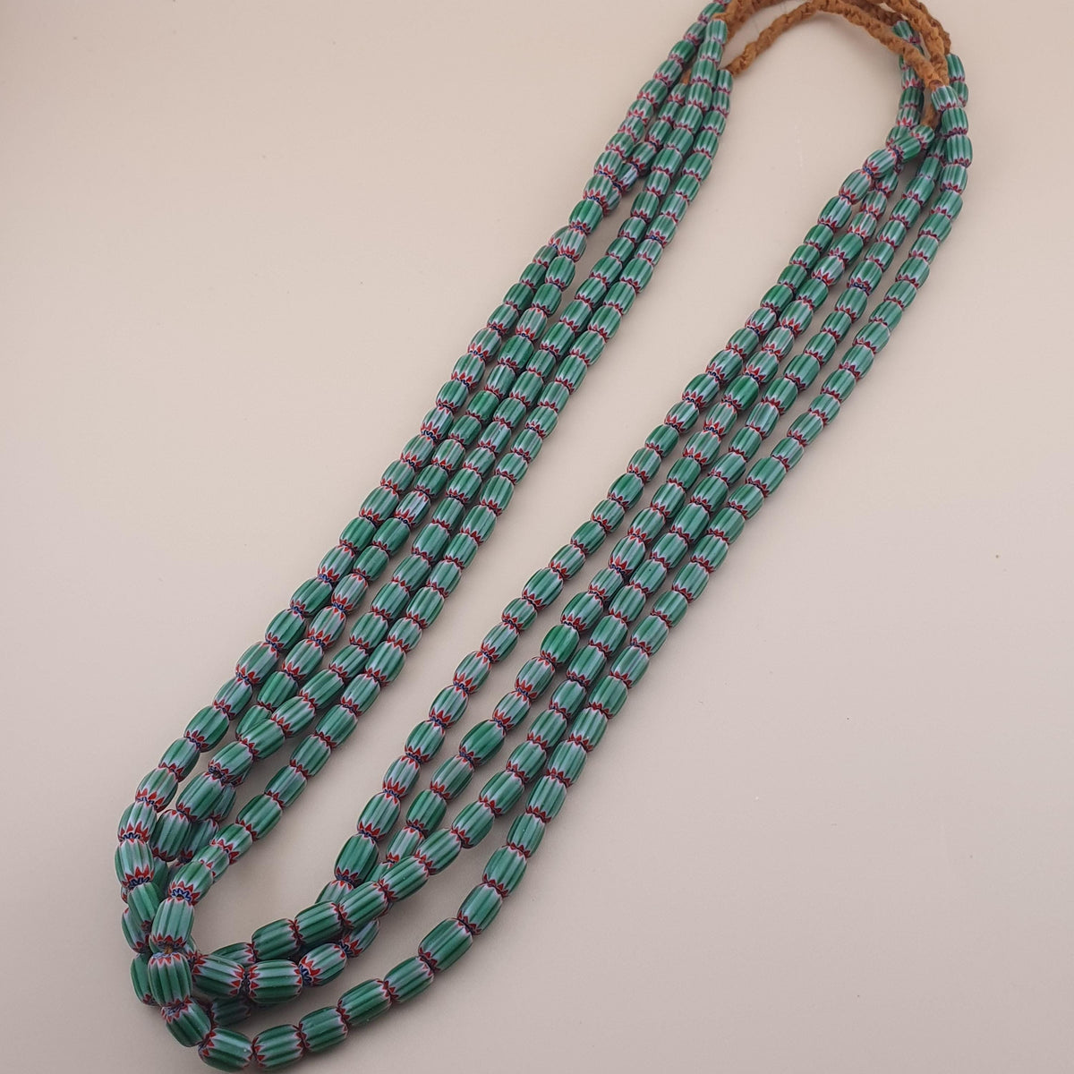 Collier de perles de verre Chevron vert vintage - Style vénitien, 56 cm