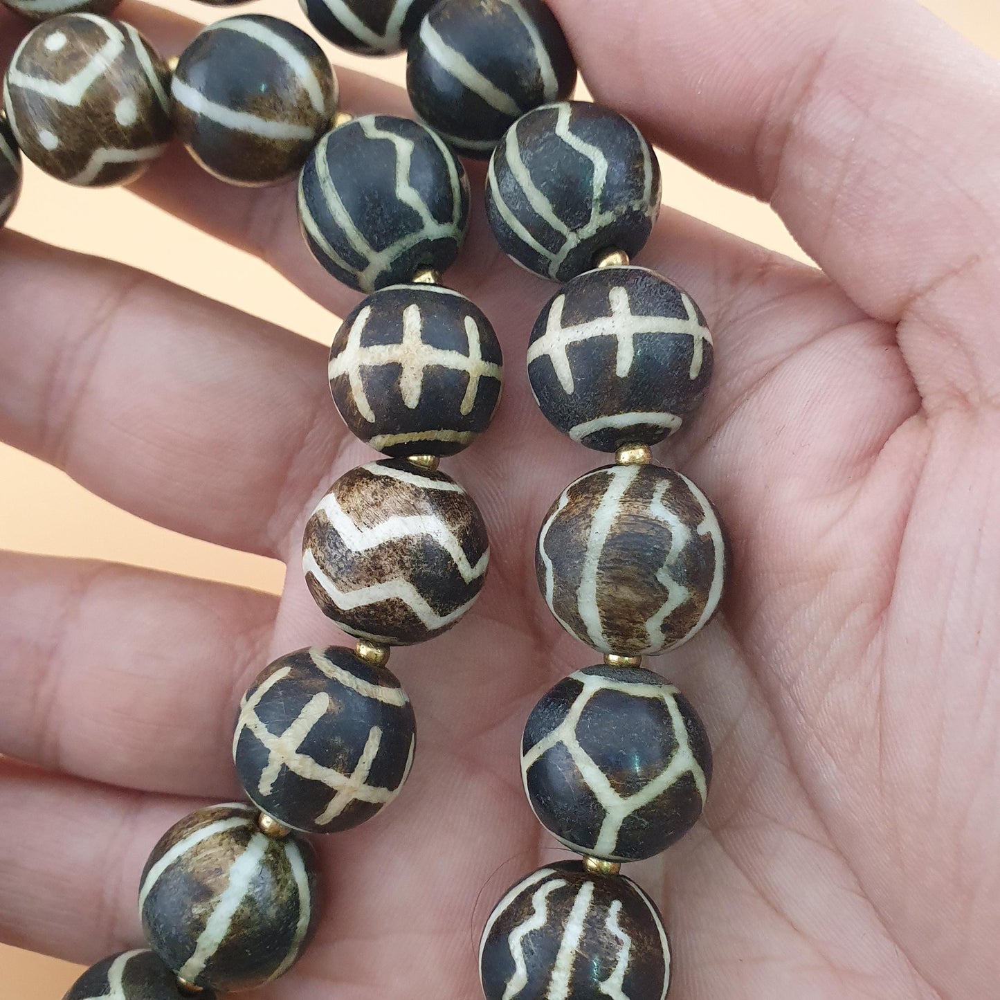 Antike burmesische Pumtek-Pyu-Perlenkette: Versteinertes Holz, Stammes-Schmuck