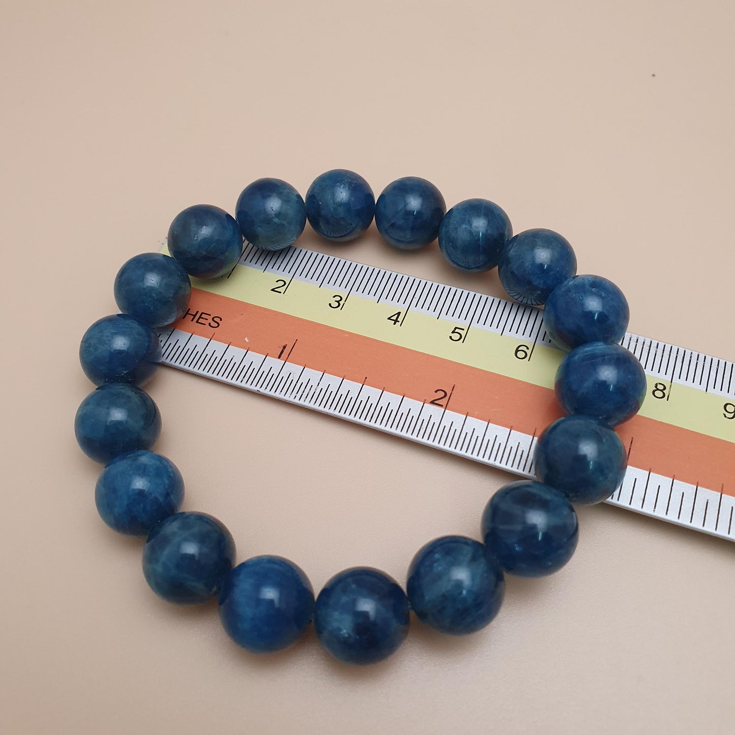 Armband aus polierten, runden Apatitperlen in Tiefseeblau