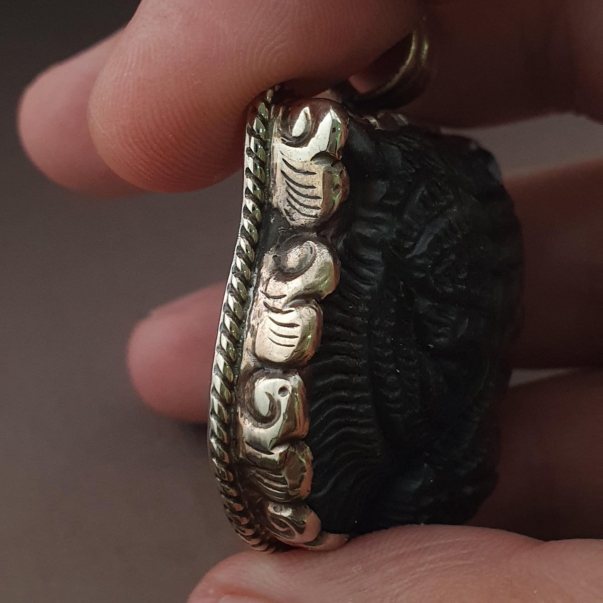 Pendentif ancien en laiton avec pierre taillée face de tigre en labradorite