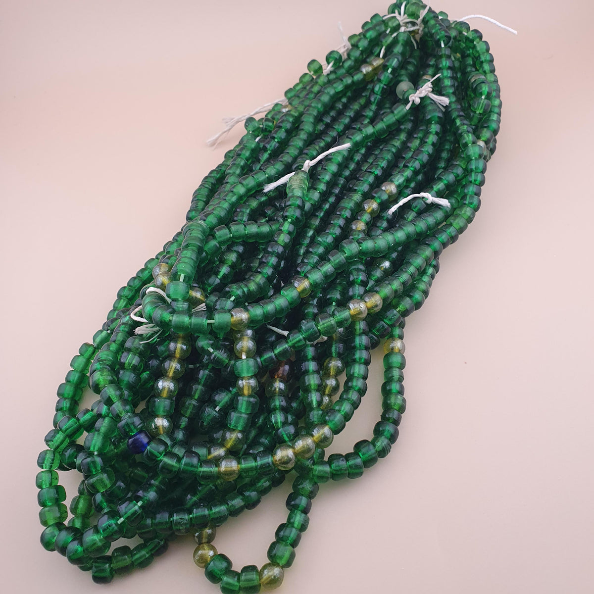 Collier en perles de verre vertes de style africain vintage de 24 pouces