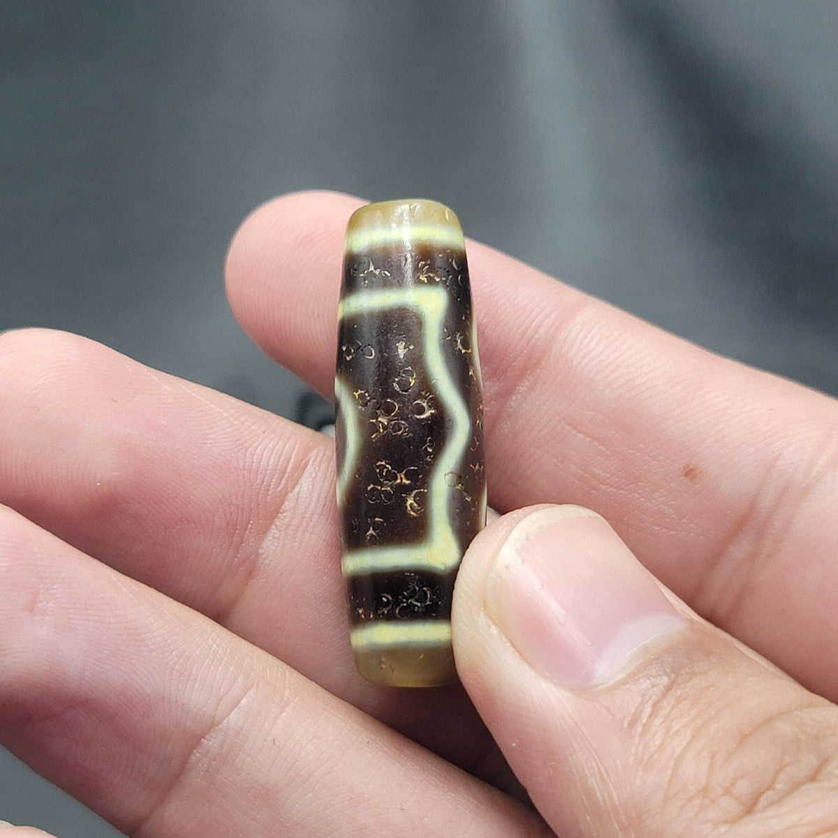 Amulette perle d'agate tibétaine vintage à motif 3 yeux de l'Himalaya