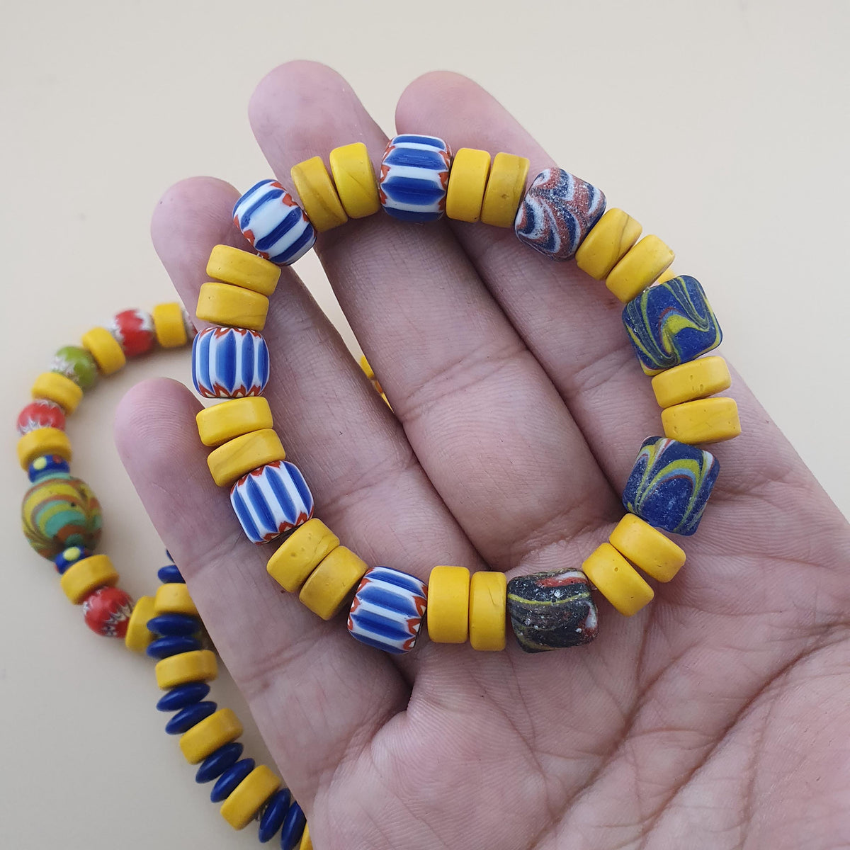 Lot vintage de 4 bracelets avec perles en verre africaines et de troc, jaunes assorties