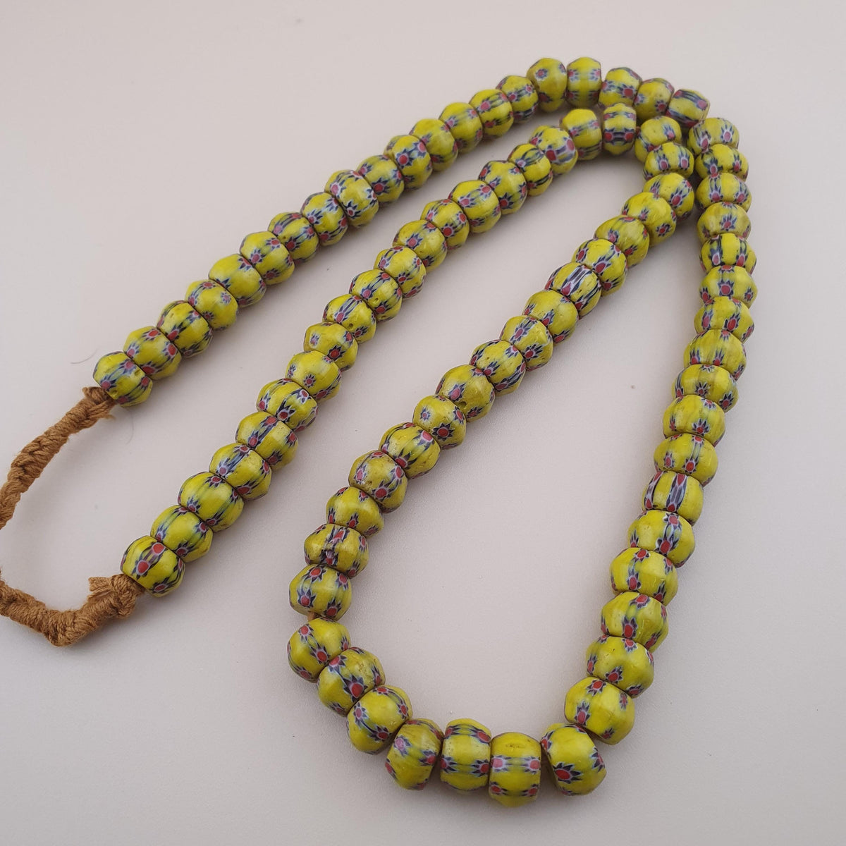 Colliers de perles de verre jaunes « yeux » de style vénitien vintage – 56 cm
