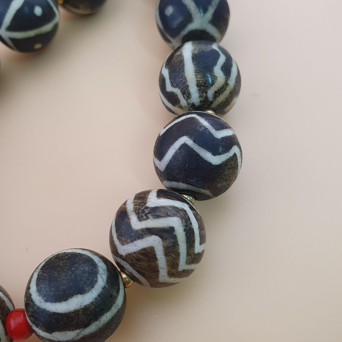 Antike burmesische Pumtek-Pyu-Perlenkette: Versteinertes Holz, Stammes-Schmuck