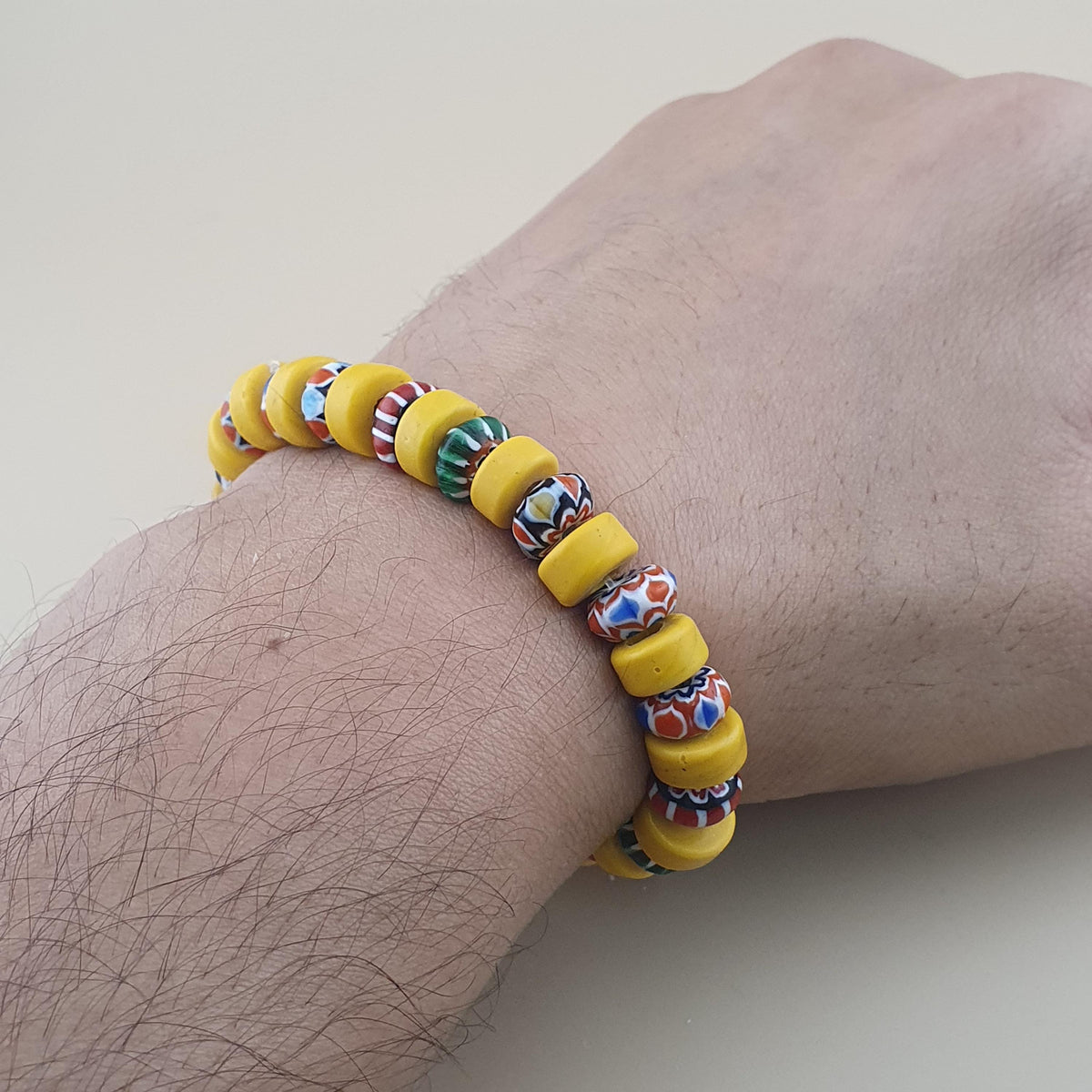 Bracelet en perles de verre vénitiennes vintage jaunes et à chevrons de style africain