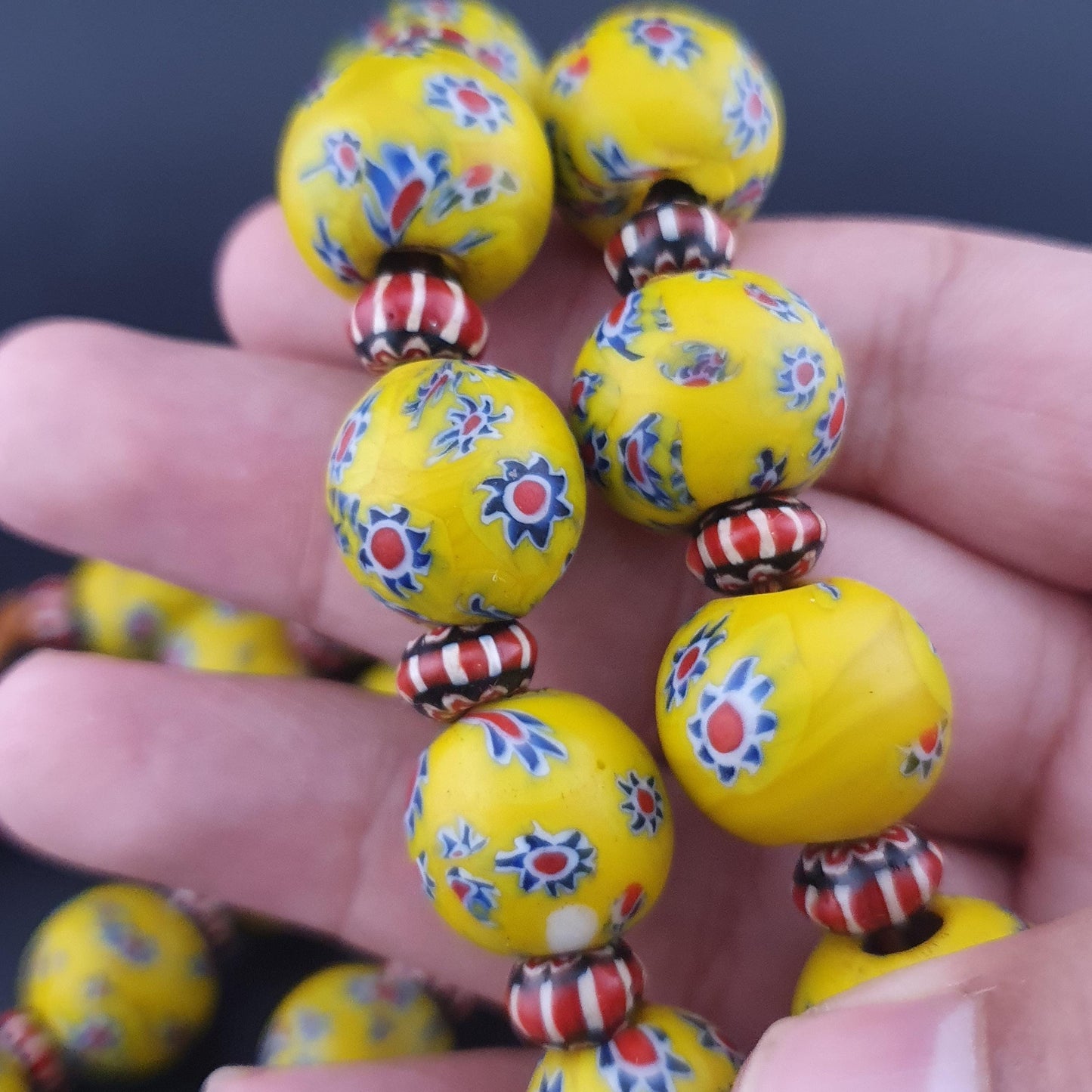 Antike venezianische gelbe Millefiori-Glasperlen & Chevron-Halskettenstrang
