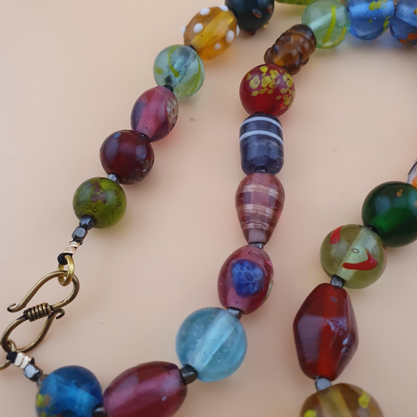 Halskette aus venezianischen Glasperlen im Vintage-Stil: Aventurin & Skunk Glas