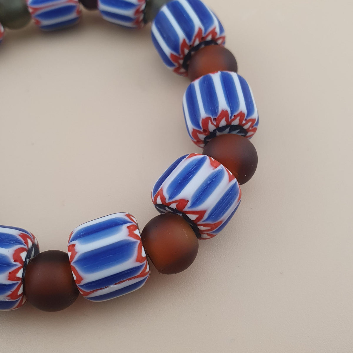 Bracelet perles de verre africaines et chevrons vénitiens vintage