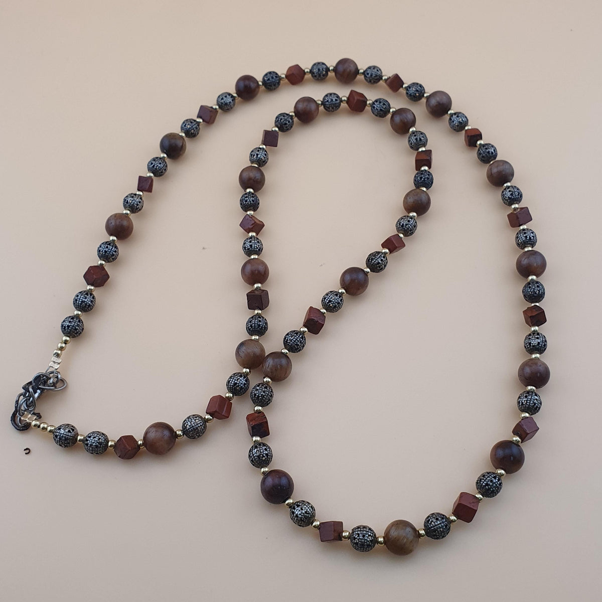 Collier vintage œil de tigre, jaspe et perles en laiton ancien