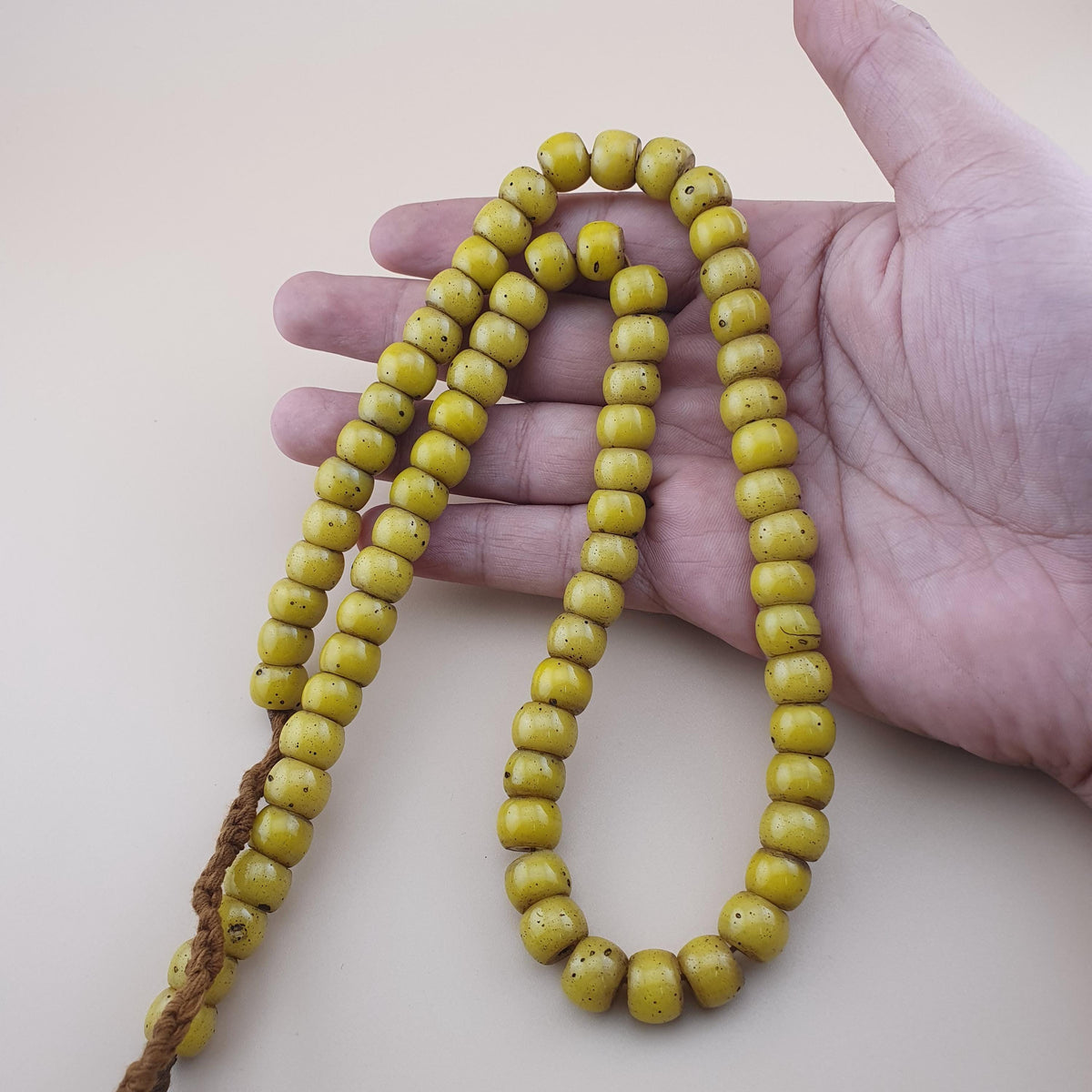 Anciennes Perles en Verre Jaunes Style Africain, 22 pouces