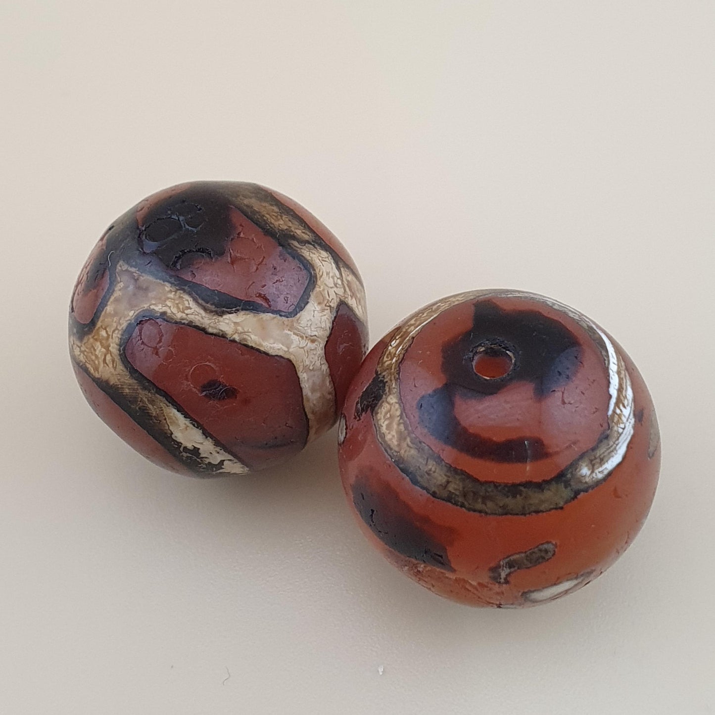 Los von 2 Vintage gravierten Karneolachatperlen Amulett