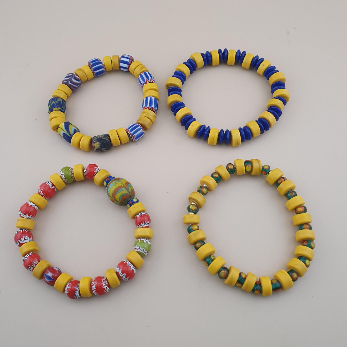 Lot vintage de 4 bracelets avec perles en verre africaines et de troc, jaunes assorties