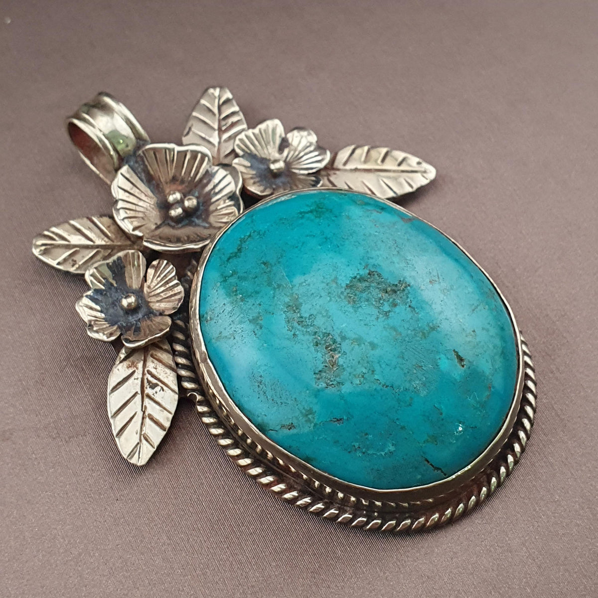 Pendentif vintage en laiton avec motif floral turquoise