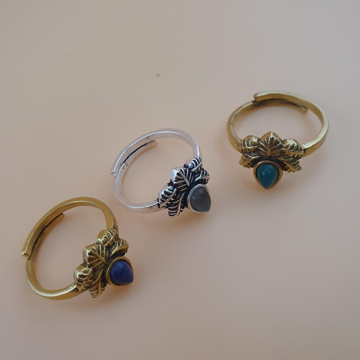 Lot de 3 Bagues Anciennes Ajustables Fleur en Laiton avec Jade, Lapis-Lazuli, Pierre de Lune
