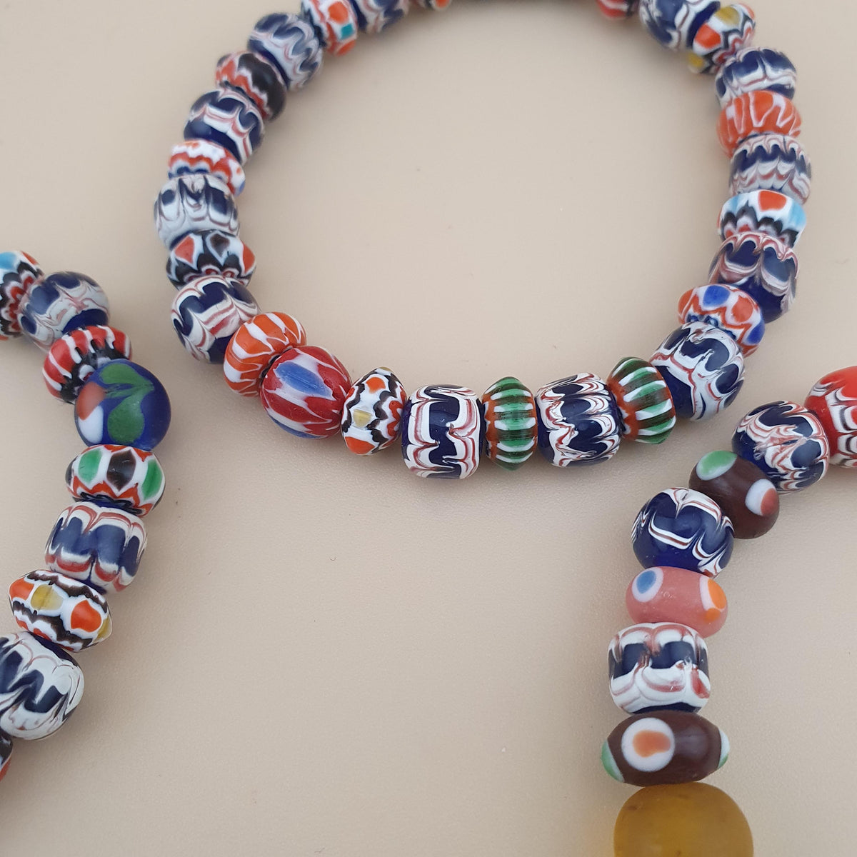 Lot vintage de 4 bracelets avec perles en verre de style vénitien mélangées