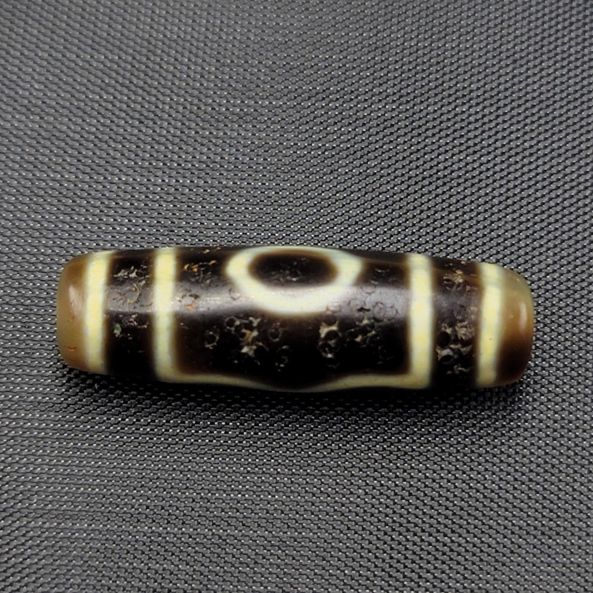 Amulette perle d'agate tibétaine vintage à motif 3 yeux de l'Himalaya