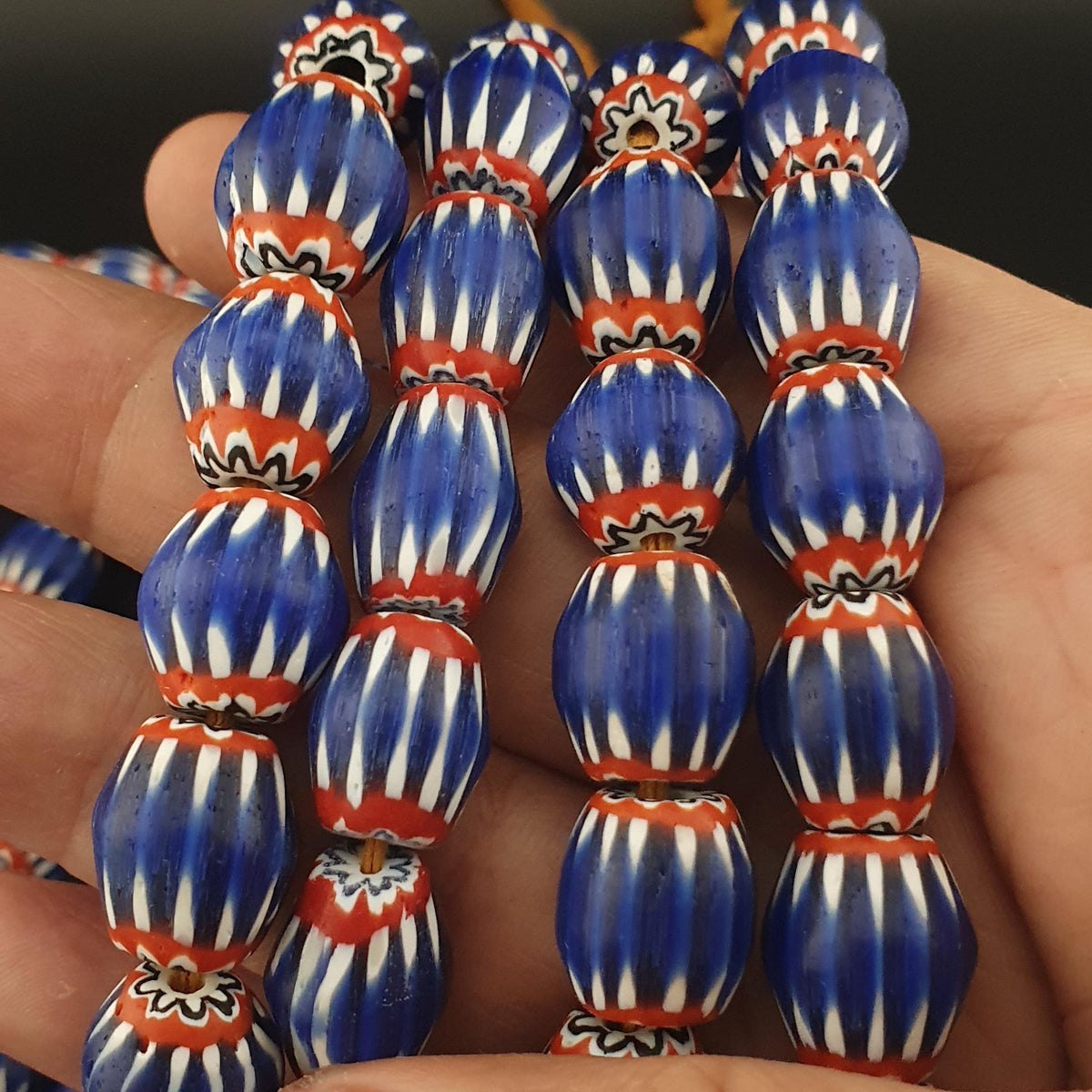 Colliers de perles de verre antiques vénitiennes à chevrons bleus